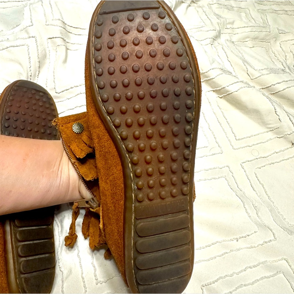 Minnetonka moccasins, brown and color size 8